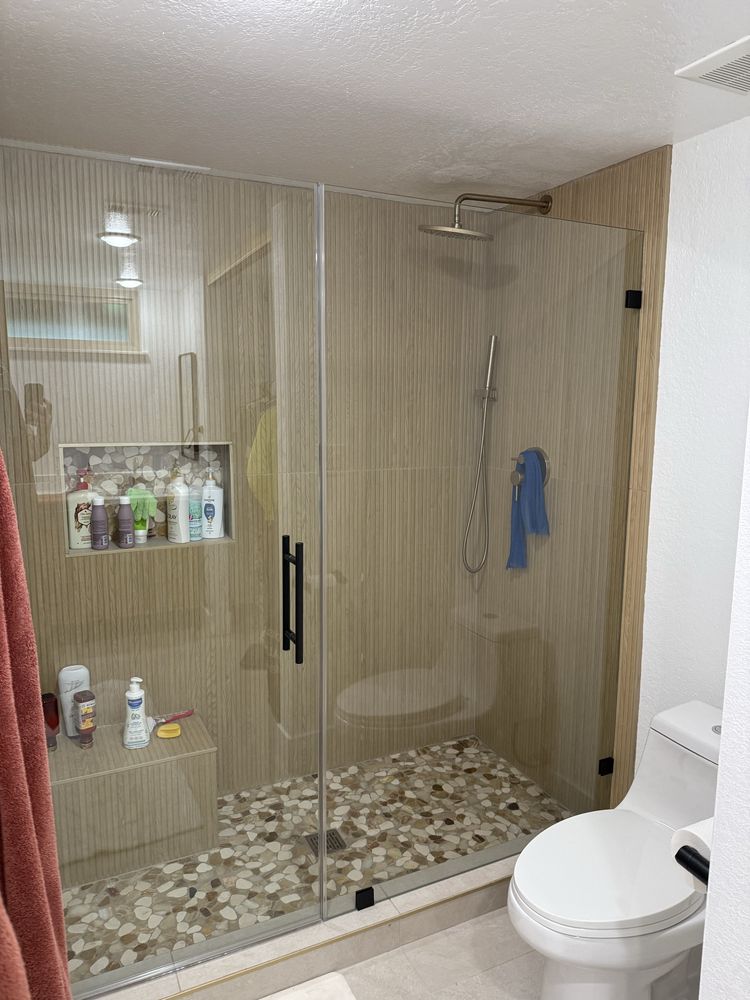 Freestanding tub with custom glass panel
